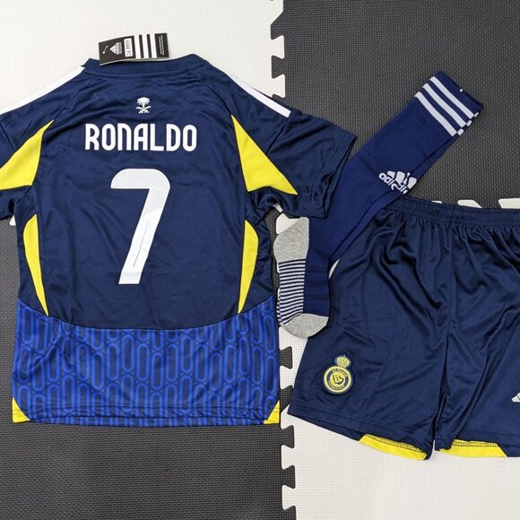 Ronaldo #7 Al Nassr FC Youth Kit - Picture 2 of 12